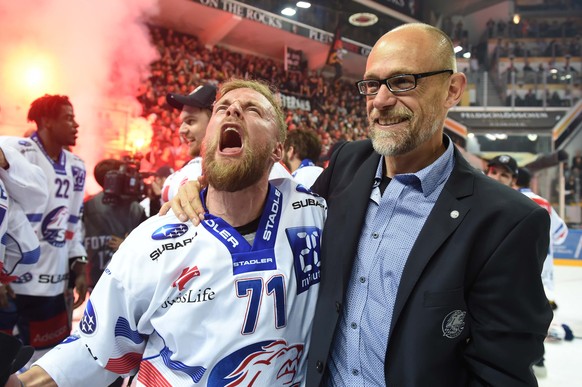 Zurich&#039;s player Fredrik Pettersson, left, and head coach Hans Kossman, right, celebrate the Swiss championship title, during the seventh match of the playoff final of the National League of the i ...