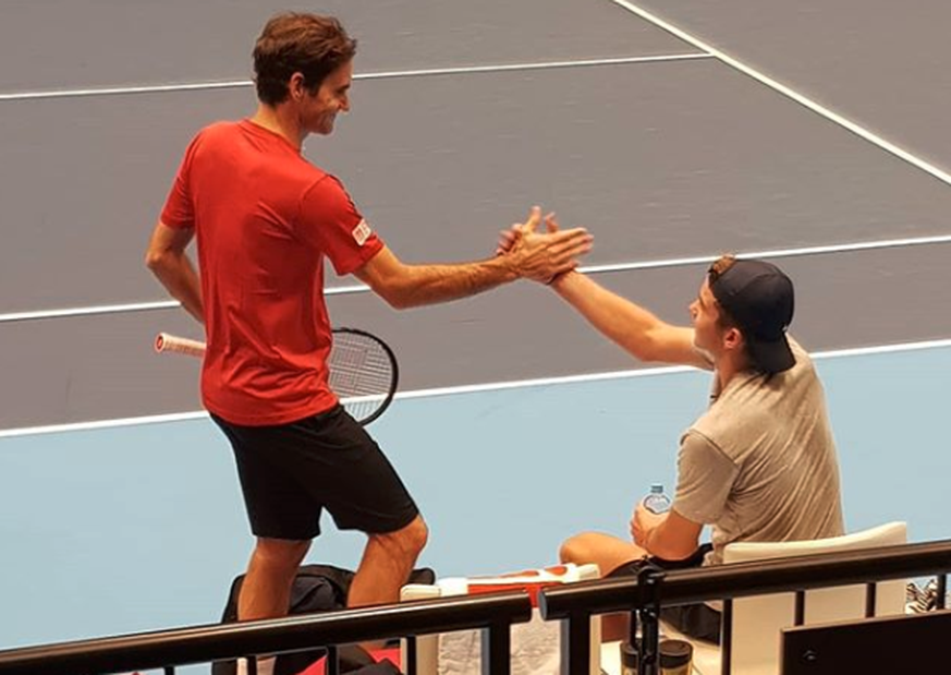 Roger Federer und Jérôme Kym an den Swiss Indoors 2018.