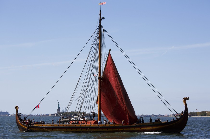 epa05544749 The Norwegian Draken Harald Harfagre, reportedly the world&#039;s largest Viking ship, sails through New York Harbor, with the VerrazanoNarrows Bridge in the background, as the ship arriv ...