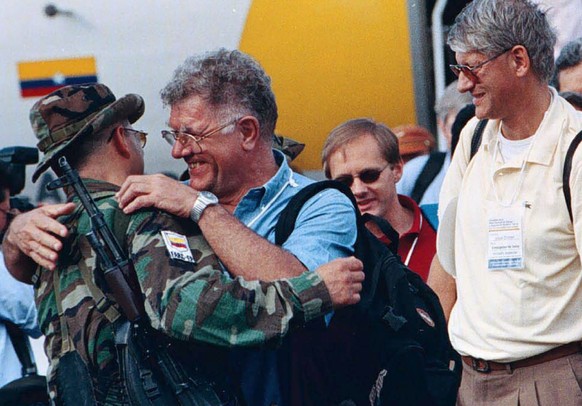 Jean-Pierre Gontard umarmt einen ehemaligen Kommandanten der Farc-Rebellen.&nbsp;