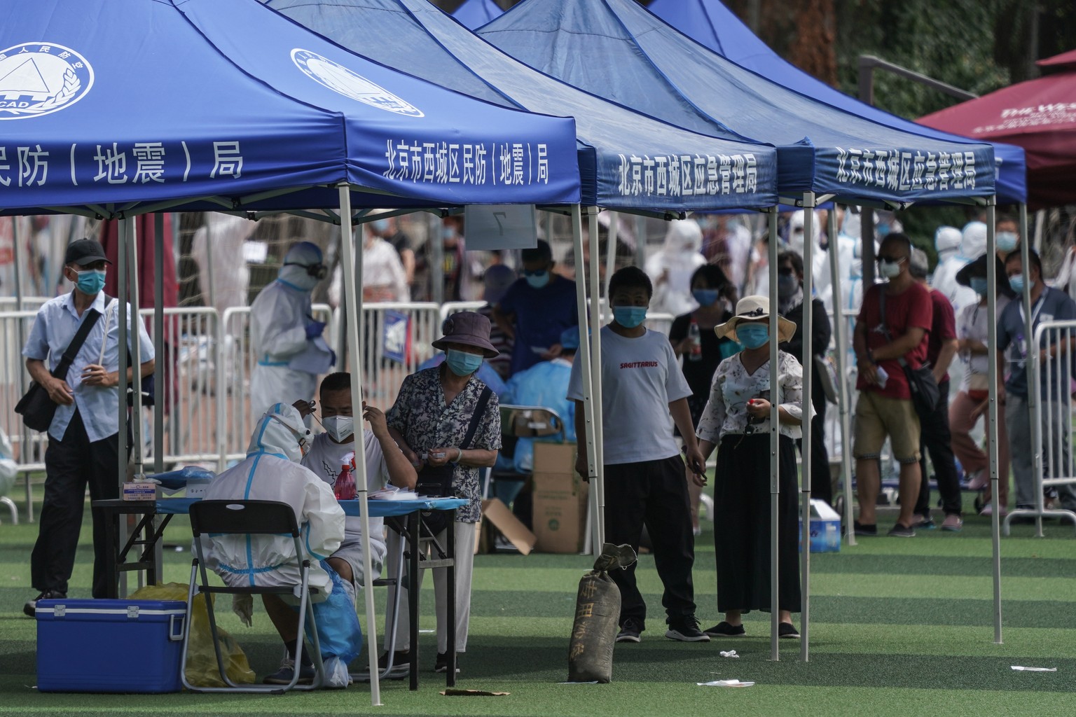epa08485946 Local residents, who visited or live near Xinfadi Market, queue for a COVID-19 test at Guang&#039;an Sport Center in Beijing, China, 15 June 2020. Beijing conducted COVID-19 tests on more  ...