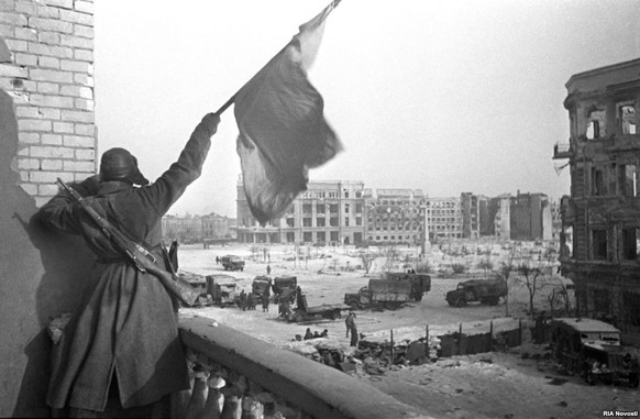 Rotarmist mit Fahne in Stalingrad