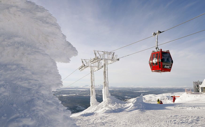 epa07350148 Skiers take a gondola lift during the training run for the men&#039;s Downhill race at the FIS Alpine Skiing World Championships in Are, Sweden, 07 February 2019. EPA/VALDRIN XHEMAJ