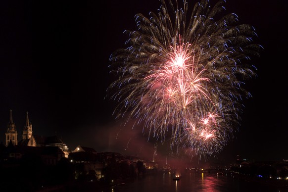 Ein Feuerwerk erhellt den Himmel ueber dem Rhein am Vorabend des Nationalfeiertages in Basel am Montag, 31. Juli 2017. (KEYSTONE/Georgios Kefalas)