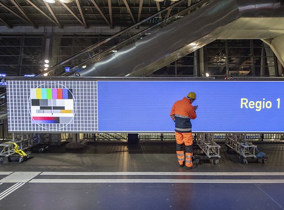Im Bahnhof Luzern werden in den kommenden Nächten die Teile eines 99 Meter langen Bildschirms montiert.