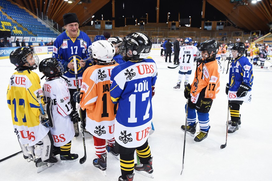 Davos`coach Arno del Curto trains with the kids at the &quot; UBS Jugend trainiert mit den Stars&quot; day at the 91th Spengler Cup ice hockey tournament in Davos, Switzerland, Thursday, December 28,  ...