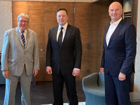 epa08641713 A handout picture made available by the Brandenburg State Chancellery shows (L-R) Economy Minister of German Federal State Brandenburg, Joerg Steinbach, Tesla and SpaceX CEO Elon Musk and  ...