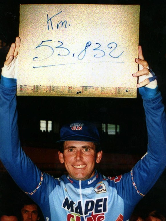 Tony Rominger nach seinem Stundenweltrekord am 22. Oktober 1994 in Bordeaux. Rominger wird am kommenden Sonntag, 2. November 1997, sein voraussichtlich letztes Profirennen in Spanien fahren. Er war de ...