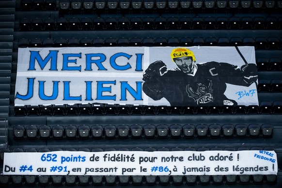 Une banderole est visible pour encourager l&#039;attaquant fribourgeois Julien Sprunger, lors du match du championnat suisse de hockey sur glace de National League entre le HC Fribourg-Gotteron et le  ...