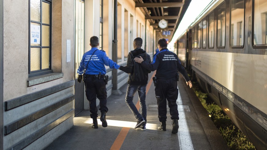 ZUR ARBEIT DER GRENZWACHE STELLEN WIR IHNEN HEUTE FOLGENDES NEUES BILDMATERIAL ZUR VERFUEGUNG --- Members of the Swiss Border Guard Corps accompany an asylum seeker who entered Switzerland by train wi ...
