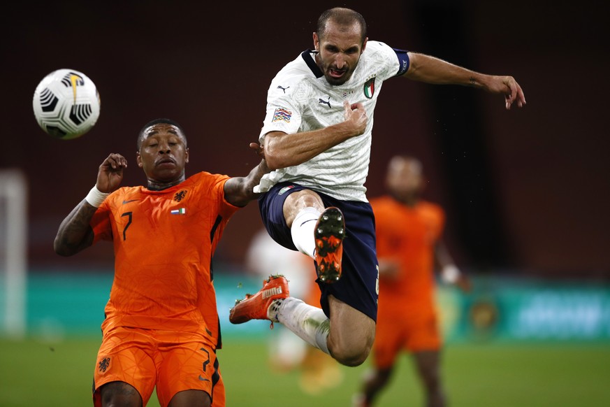 Netherlands&#039; Steven Bergwijn, left, and Italy&#039;s Giorgio Chiellini vie for the ball during the UEFA Nations League soccer match between The Netherlands and Italy at the Johan Cruijff ArenA in ...