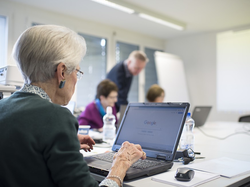 Eine Seniorin an einem Computerkurs. Die Industriestaatenorganisation OECD empfiehlt der Schweiz, das Rentenalter zu erhöhen. (Themenbild)