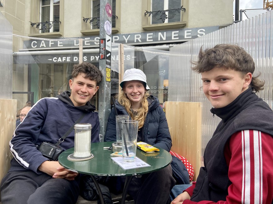 Quentin (18), Carlotta (19) und Jean-Luc (18) sitzen auf der Terrasse der Berner Kultbeiz «Café des Pyrénées»