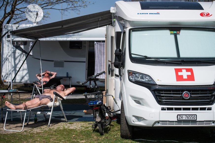 Gaeste erholen sich auf dem TCS-Campingplatz in Muzzano-Agno, am Mittwoch, 31. Maerz 2021. Der Campingplatz ist ueber die Osterferien ausgebucht. (KEYSTONE/Ti-Press/Alessandro Crinari)