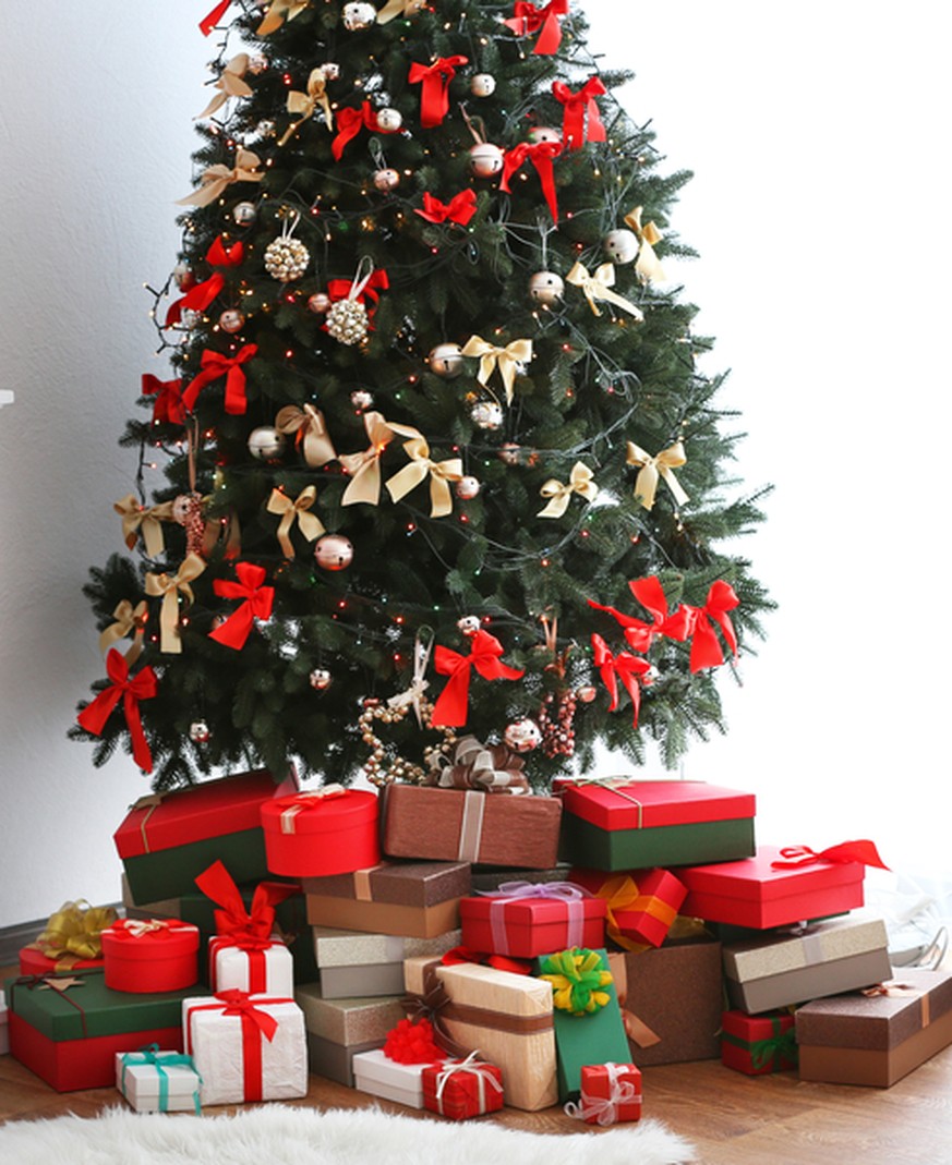 Weihnachtsbaum mit Geschenken (Symbolbild)