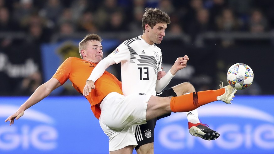 epa07178165 Germany&#039;s Thomas Mueller (R) in action against Netherland&#039;s Matthijs de Ligt (L) during the UEFA Nations League soccer match between Germany and the Netherlands in Gelsenkirchen, ...