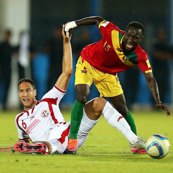 epa05578559 Tunisia&#039;s Bilel Mohsni (L) in action against Guinea&#039;s Naby Keita (R) during the FIFA World Cup 2018 qualifying soccer match between Tunisia and Guinea at Mustapha Ben Jennet Stad ...