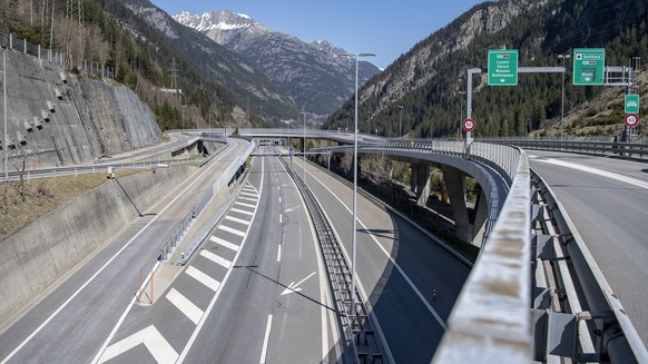 Das Gotthard Tunnel Nordportal auf der Gotthard Autobahn A2 in Richtung Sueden bei Goeschenen wird wegen der Corona-Pandemie nur sehr gering befahren, am Freitag, 10. April 2020. (KEYSTONE/Urs Flueele ...