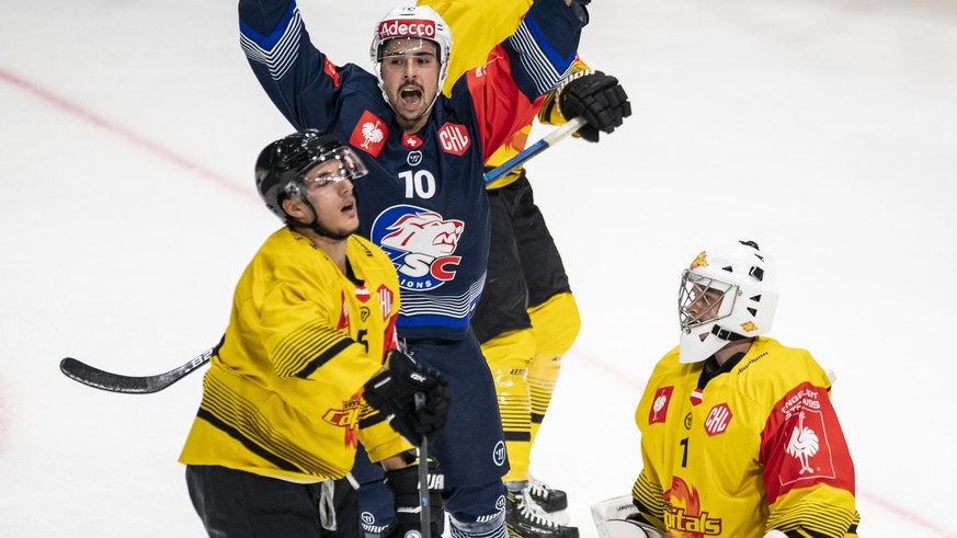 Zuerichs Jerome Bachofner, middle, after his 2-0, Wiens Dominic Hackl, left, and Wiens Keeper Jean-Philippe Lamoureux, right, during the Champions Hockey League match between Switzerland&#039;s ZSC Li ...