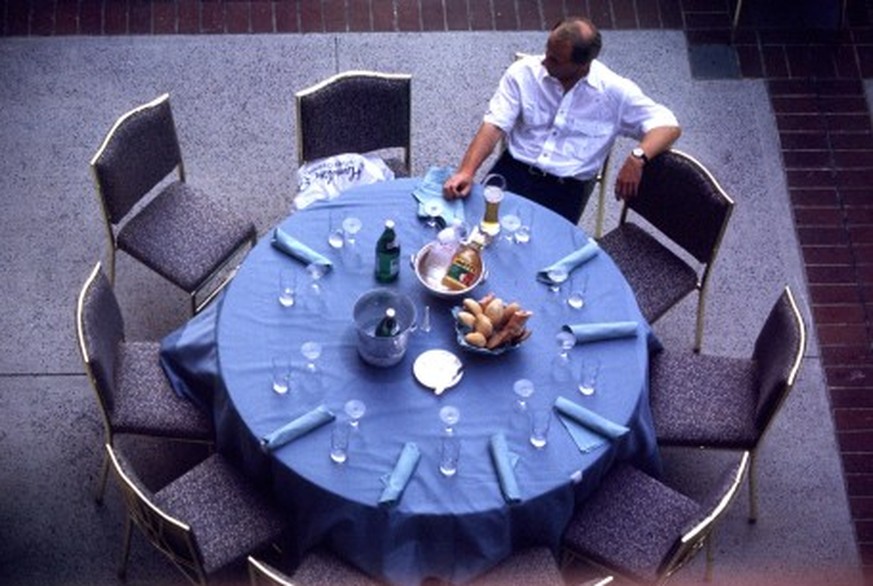 Ein Bild mit Symbolkraft: Berti Vogts sitzt nach dem WM-Aus gegen Bulgarien alleine am Tisch.