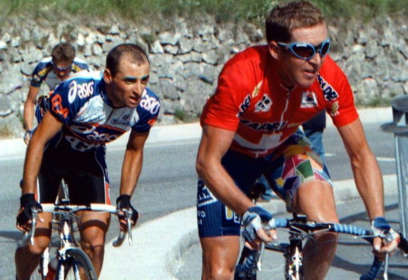 Oscar Camenzind of Switzerland, right, in action during the 18th stage of the Tour of Italy cycling race from Selva di Val Gardena to Alpe di Pampeago Wednesday, June 3, 1998. (KEYSTONE/AP Photo/Aless ...