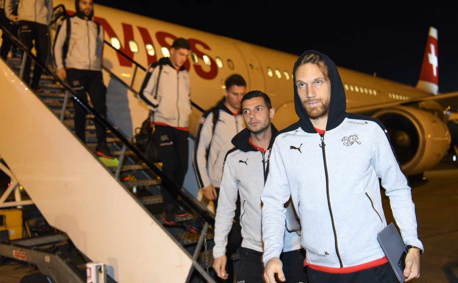 Switzerland&#039;s national team soccer player Michael Lang, right, and teamates are pictured at the airport in Belfast, Northern Ireland, Britain, Tuesday, November 7, 2017. Switzerland will face Nor ...