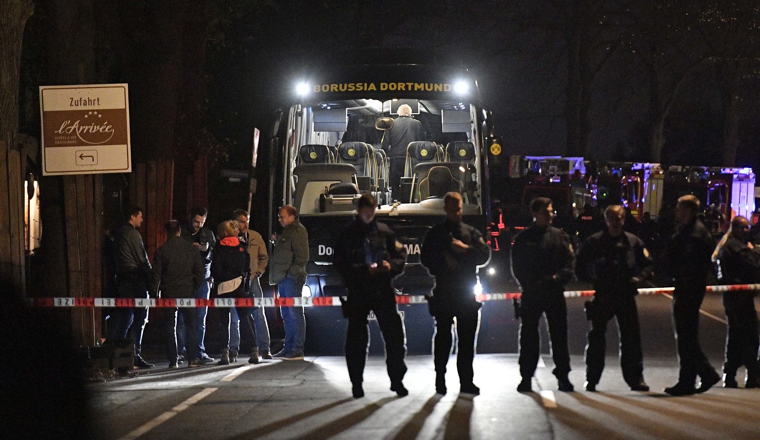 ARCHIVBILD ZUM SDA-TEXT UEBER DEN ANSCHLAG AUF DEN DORTMUND MANNSCHAFTSBUS VOR 3 JAHREN, AM FREITAG, 10. APRIL 2020 -Police officers stand in front of Dortmund&#039;s damaged team bus after an explosi ...