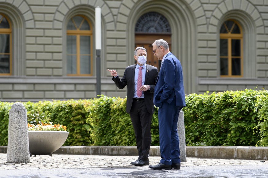 Bundespraesident Guy Parmelin, rechts, unterhaelt sich mit Bundesrat Ignazio Cassis, links, vor das Bundeshaus-West, am Mittwoch, 19. Mai 2021, in Bern. (KEYSTONE/Anthony Anex)