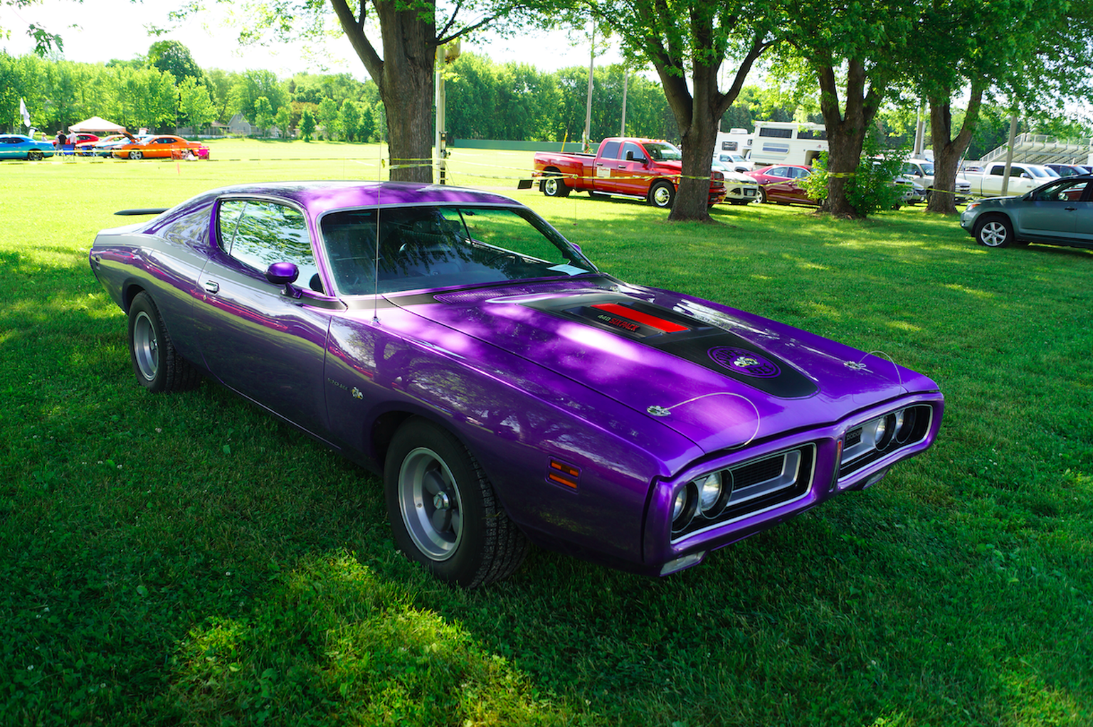 plum crazy Purple autofarbe dodge charger super bee 1971 muscle car retro design https://commons.wikimedia.org/wiki/File:1971_Dodge_Charger_Super_Bee_(27460313056).jpg
