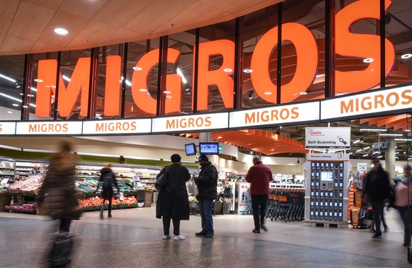 ARCHIVBILD ZU DEN UMSATZZAHLEN VON MIGROS --- Das Migros Logo beim Ladeneingang, fotografiert am Samstag, 17. Februar 2018, am Flughafen Zuerich. (KEYSTONE/Melanie Duchene)