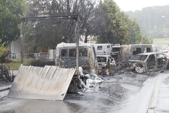Les carcasses de vehicules incendies photographies dans la zone industrielle En Budron ou plusieurs vehicules ont ete incendie dans l’attaque d&#039;un fourgon de transfert de fonds ce jeudi 20 juin 2 ...