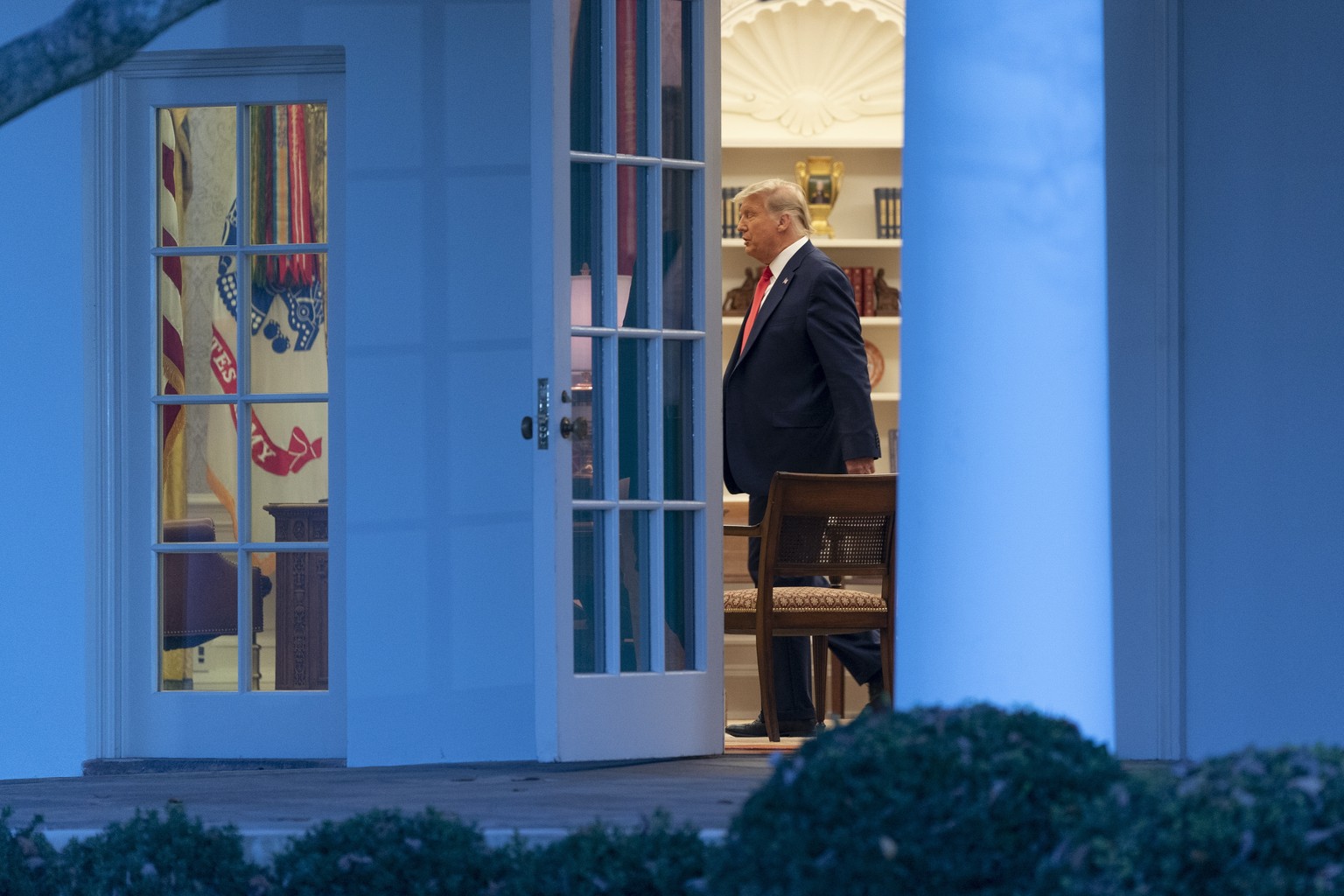 epa08819102 US President Donald J. Trump returns to the Oval Office after delivering an update on Operation Warp Speed during a press conference on the South Lawn of the White House, Washington, DC, U ...