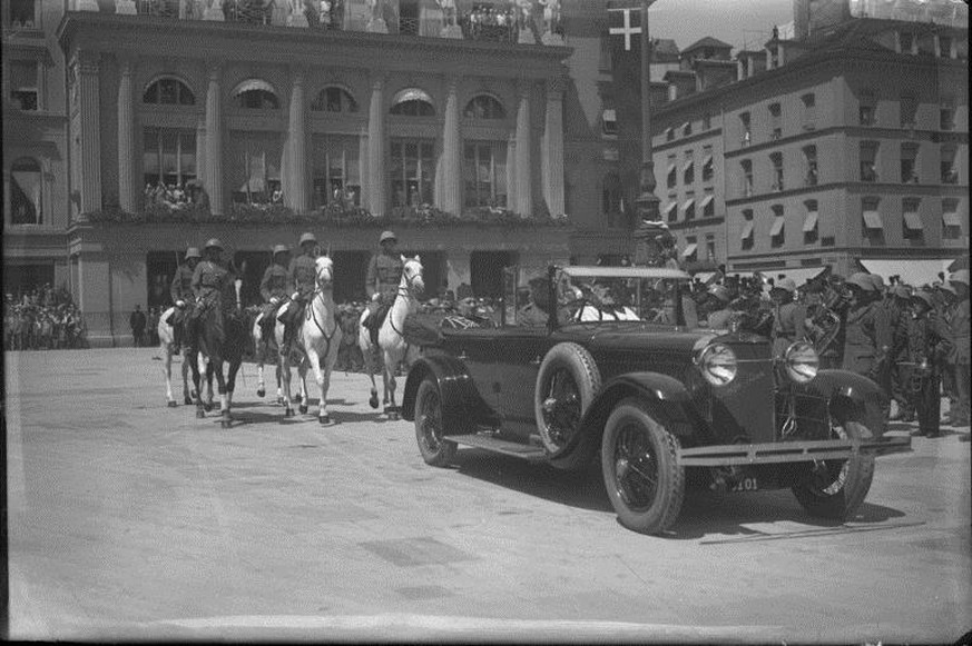 3. Juli 1929:&nbsp;Staatsbesuch von König Fuad von Ägypten: Ankunft der Parade auf dem Bundesplatz.