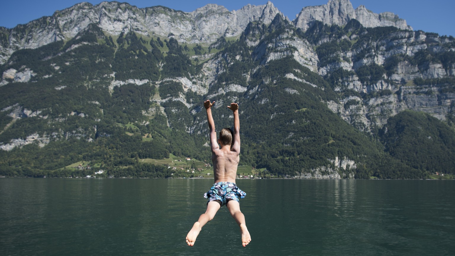 Jonas kuehlt sich ab mit einem Sprung ins Wasser, am Samstag, 27. August 2016, am Walensee in Murg. (KEYSTONE/Gian Ehrenzeller)

Jonas jumps in the water of the Walensee lake at Murg, Switzerland, Sat ...