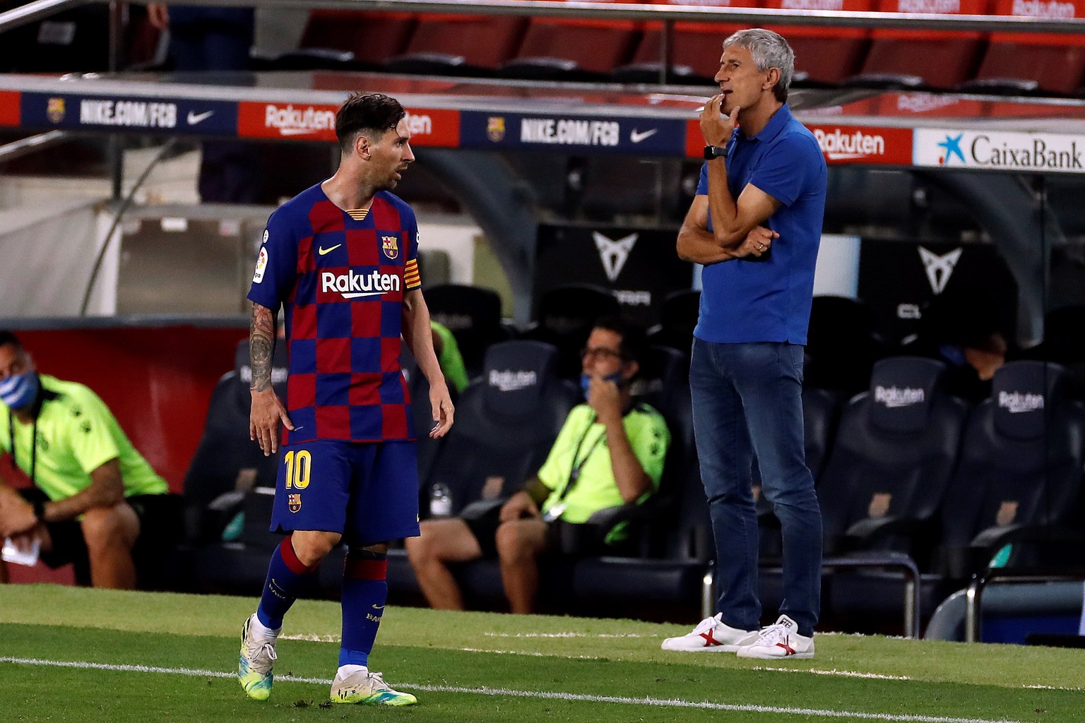 epa08535568 FC Barcelona&#039;s head coach Quique Setien (R) and forward Leo Messi (L) during the Spanish LaLiga soccer match between FC Barcelona and RCD Espanyol at Camp Nou stadium in Barcelona, no ...