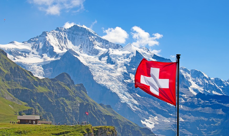 schweiz switzerland tourismus alpen panorama berg gipfel schweizerflagge schweizerkreuz swiss wandern sommer alpinismus