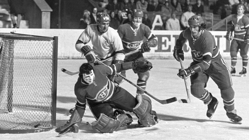 Gerald Rigolet, Goalie HC La Chaux-de-Fonds, wehrt beim Turnier um den Spengler Cup in Davos im Spiel gegen SKA Leningrad einen Schuss zur Seite ab, aufgenommen am 27. Dezember 1971. SKA Leningrad, he ...