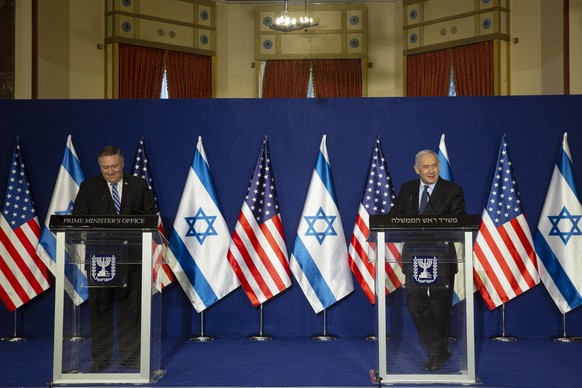 epa08828788 US Secretary of State Mike Pompeo (L) and Israeli Prime Minister Benjamin Netanyahu (R) attend a joint press conference in Jerusalem, 19 November 2020. EPA/Maya Alleruzzo / POOL