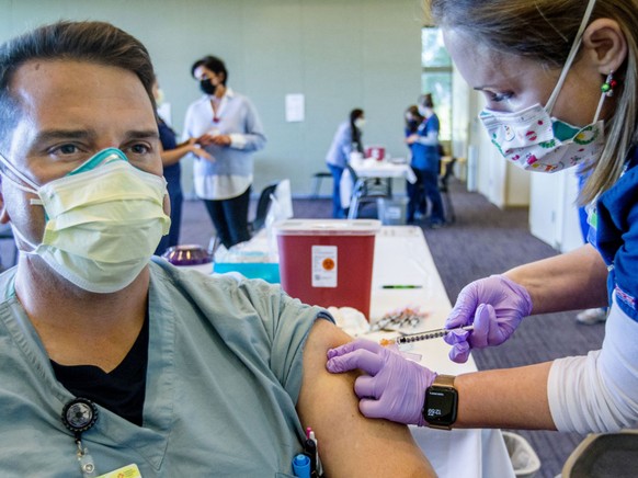 Bereit seit Anfang vergangener Woche werden in den USA Menschen mit dem Corona-Impfstoff von Pfizer und Biontech geimpft, darunter auch Krankenhauspersonal. Foto: Terry Pierson/Orange County Register  ...