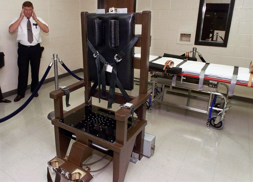 FILE - In this Oct. 13, 1999, file photo, Ricky Bell, then the warden at Riverbend Maximum Security Institution in Nashville, Tenn., gives a tour of the prison&#039;s execution chamber. Attorneys for  ...