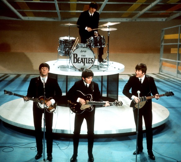 ZUM 75. GEBURTSTAG VON JOHN LENNON AM FREITAG, 09. OKTOBER 2015, STELLEN WIR IHNEN FOLGENDES MATERIAL ZUR VERFUEGUNG - In this Feb. 9, 1964 photo, The Beatles perform on the CBS &quot;Ed Sullivan Show ...