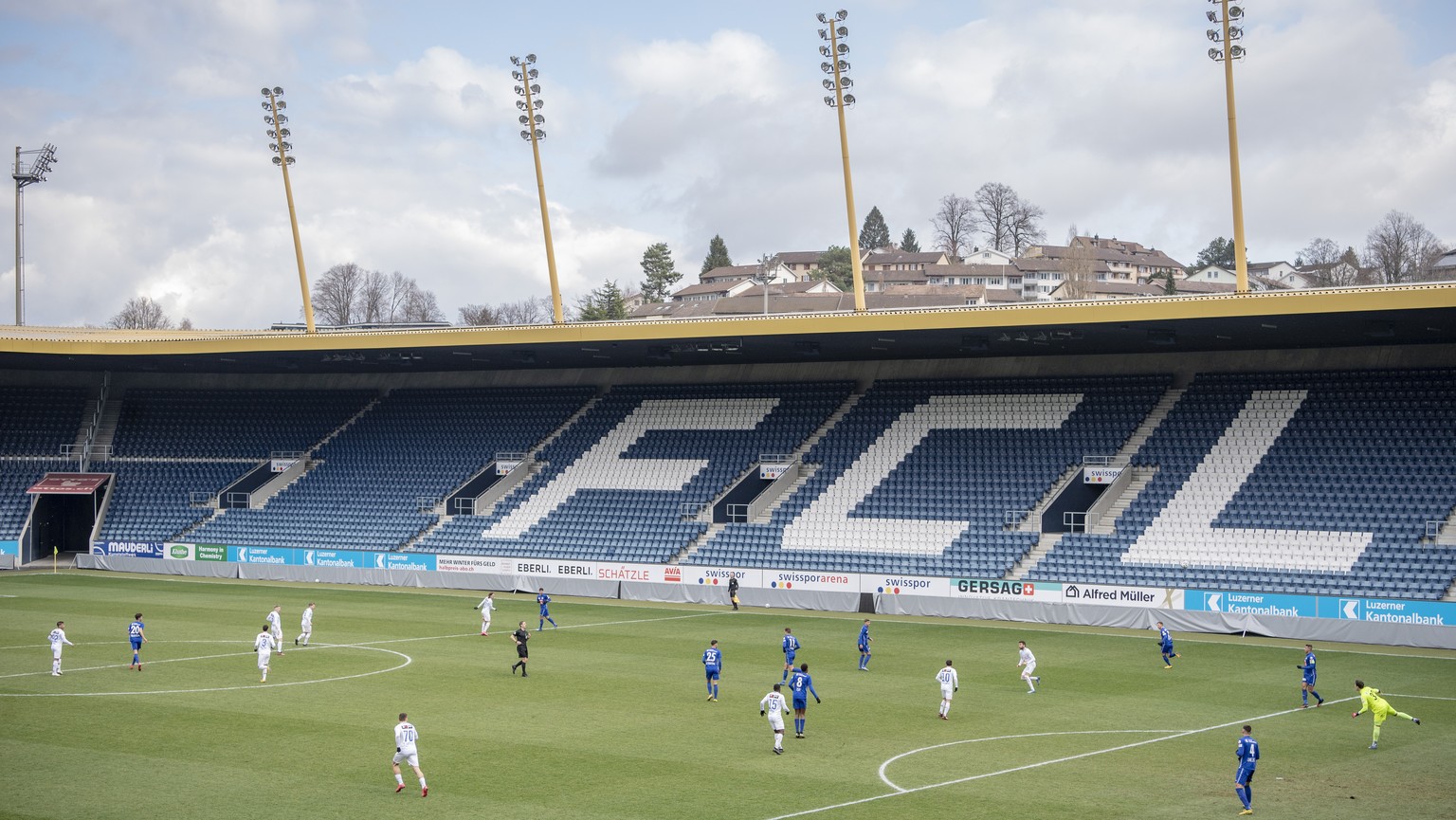Die zwei Mannschaften spielen vor leerer Kulisse beim Testspiel zwischen dem FC Luzern und dem FC Zuerich vom Samstag, 7. Maerz 2020 in Luzern. (KEYSTONE/Urs Flueeler)