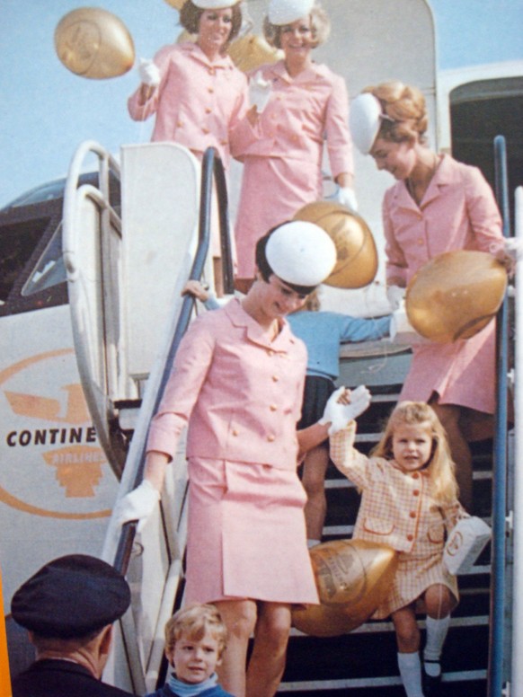 Auch die Continental Airlines setzte in den 60ern auf rosa, kombiniert mit weissen Hütchen.&nbsp;