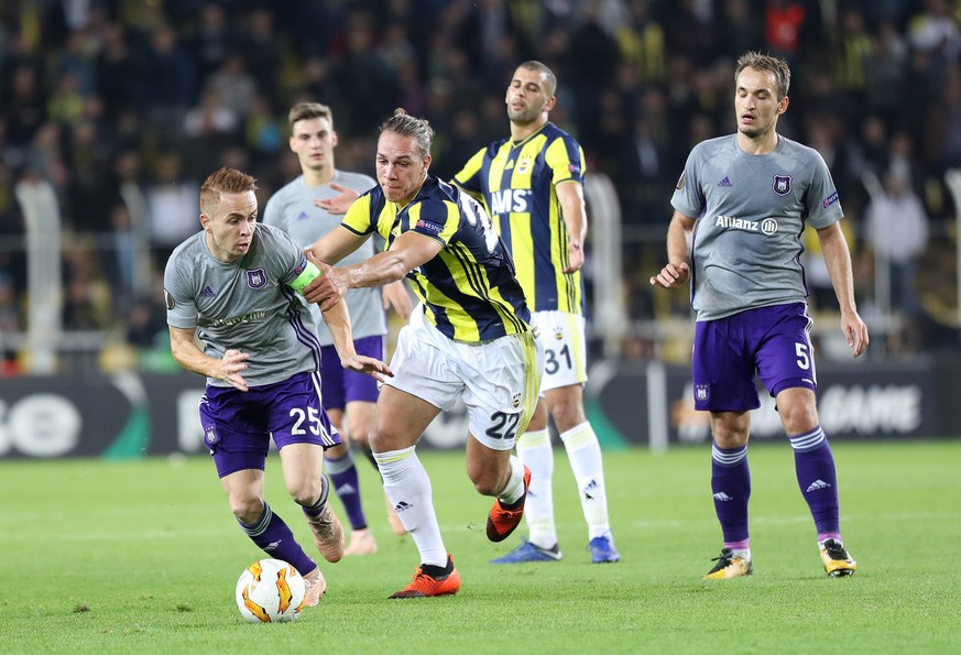 epa07151098 Fenerbahce&#039;s Michael Frey (C) in action against Anderlecht&#039;s Adrien Trebel (L) during the UEFA Europa League Group D soccer match between Fenerbahce SK and RSC Anderlecht at the  ...