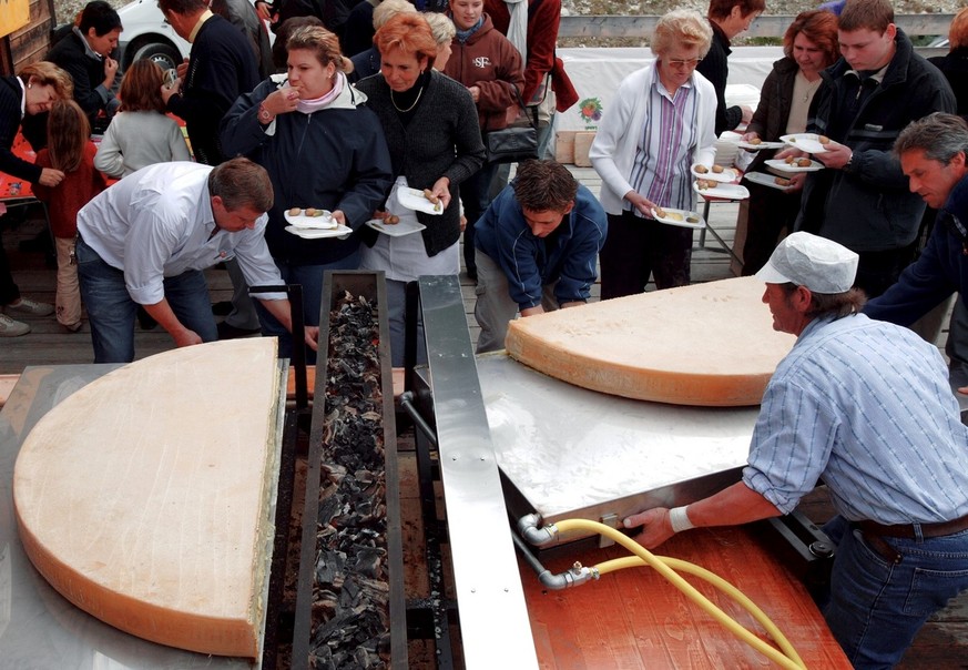 Quelque 300 personnes sont venues deguster a l&#039;alpage de Nax ce dimanche 26 septembre 2004, la raclette faite avec le plus gros fromage a raclette rond du monde, un four special a ete fabrique a  ...