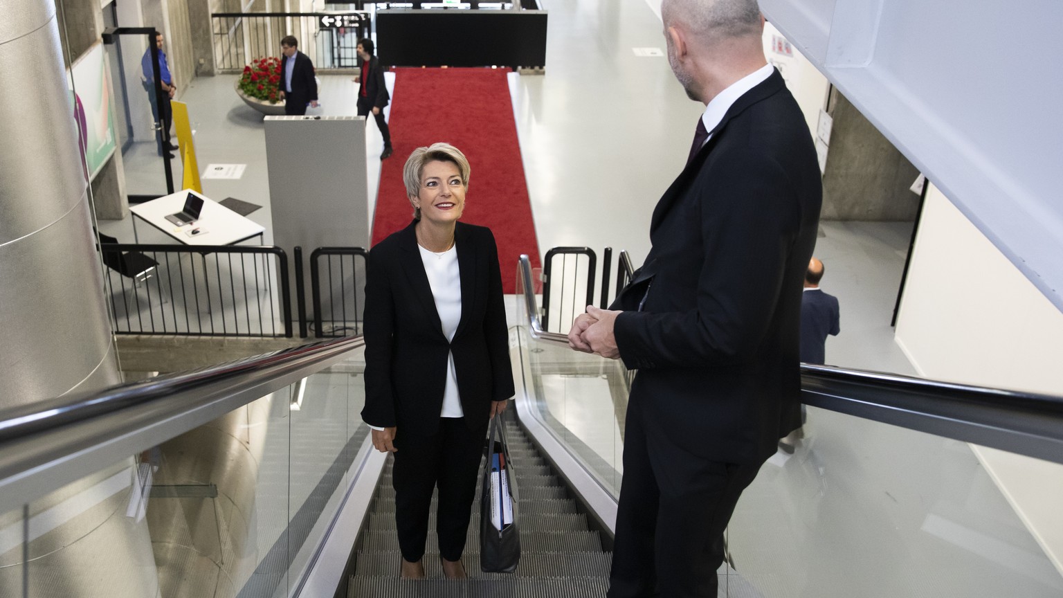 Bundesraetin Karin Keller-Sutter diskutiert auf der Rolltreppe mit Philipp Baeriswyl, Protokollchef der Parlamentsdienste, vor ihrem Auftritt waehrend der ausserordentlichen Session der Eidgenoessisch ...