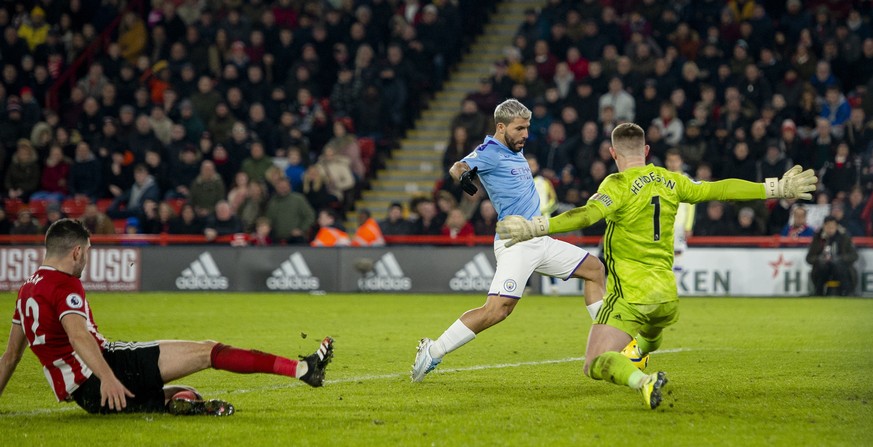 epa08148711 Manchester City&#039;s Sergio Aguero scores the first goal during the English Premier League soccer match between Sheffield United and Manchester City at Bramall Lane, Sheffield, Britain,  ...