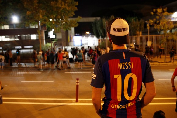epa08625490 Dozens of FC Barcelona fans gather outside Camp Nou Stadium to demand the resignation of the club&#039;s president, Josep Maria Bartomeu, after Argentinian star Lionel Messi stated via fax ...