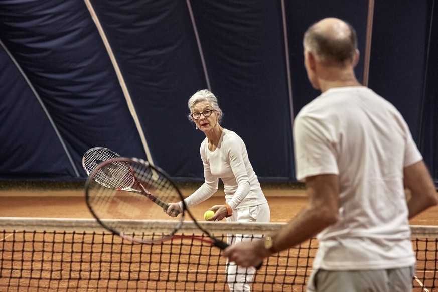 ZUM THEMA AKTIVE SENIOREN IM ALLTAG STELLEN WIR IHNEN HEUTE, MITTWOCH, 11. JANUAR 2017, FOLGENDES NEUES BILDMATERIAL ZUR VERFUEGUNG --- [Symbolic Image] An elderly couple plays tennis at the tennis cl ...