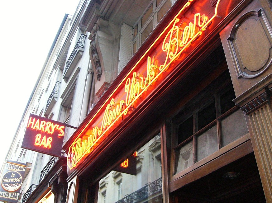 harry&#039;s new york bar paris bloody mary french 75 hemingway trinken bars nightlife https://en.wikipedia.org/wiki/Harry%27s_New_York_Bar#/media/File:HarrysNewYorkBar_Neon.JPG